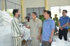 Phó Chủ tịch Thường trực UBND tỉnh Hà Sỹ Đồng cùng các ĐBQH khảo sát tình hình học nghề và sản xuất dệt may của các phạm nhân tại Trại giam Nghĩa An - Ảnh: Lê Minh
