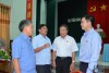 Các đại biểu Quốc hội Lê Quang Tùng, Hà Sỹ Đồng trao đổi bên lề hội nghị tiếp xúc cử tri với lãnh đạo huyện Cam Lộ về những giải pháp thúc đẩy phát triển KT - XH địa phương - Ảnh: Lê Minh