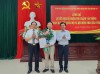 Phó TĐ chuyên trách Đoàn ĐBQH tỉnh Hoàng Đức Thắng, PCT TT HĐND tỉnh Nguyễn Chiến Thắng trao quyết định và tặng hoa chúc mừng ông Dương Phước Tuấn