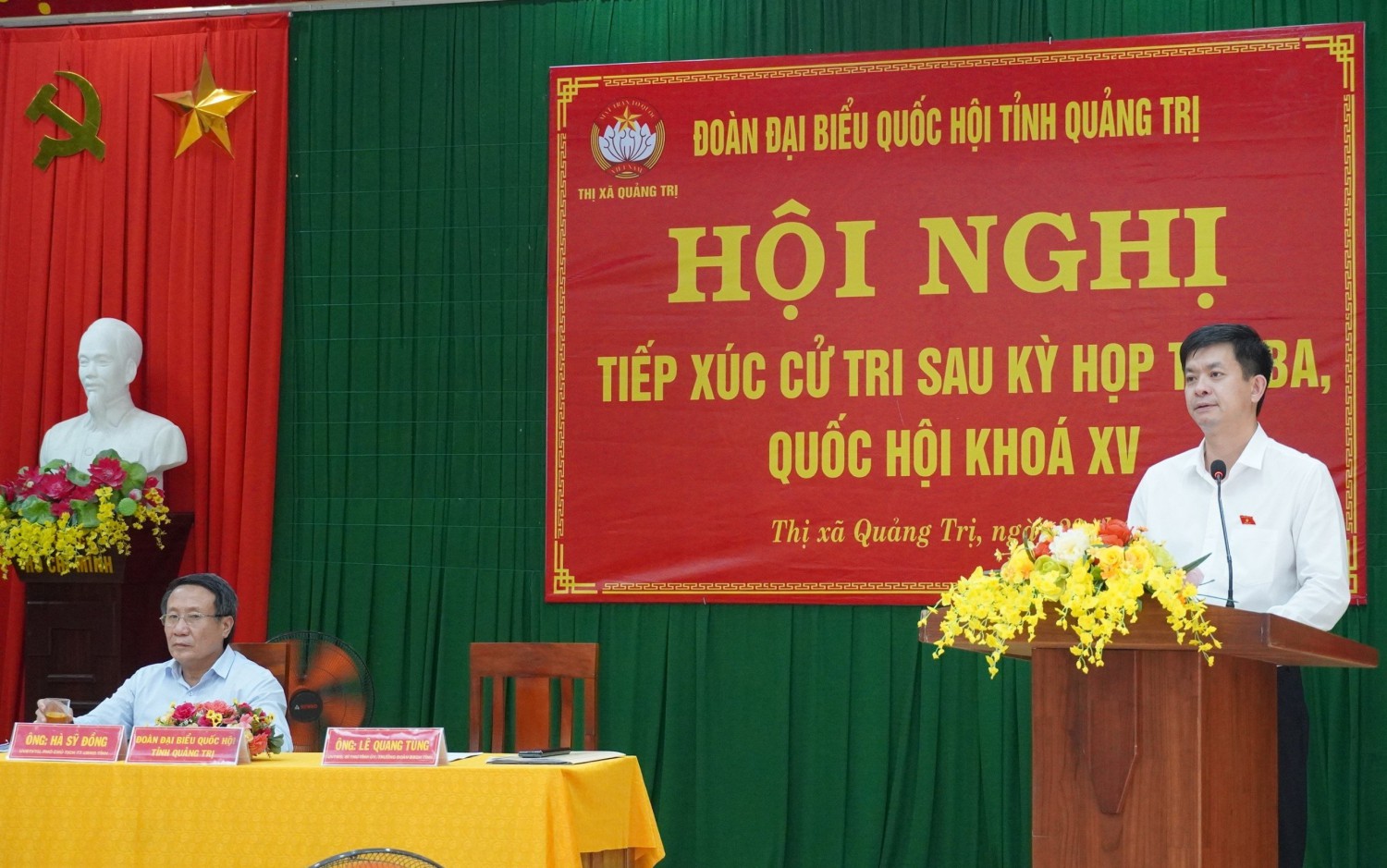 Bí thư Tỉnh ủy, Trưởng Đoàn ĐBQH tỉnh Lê Quang Tùng trao đổi những vấn đề được đông đảo cử tri quan tâm