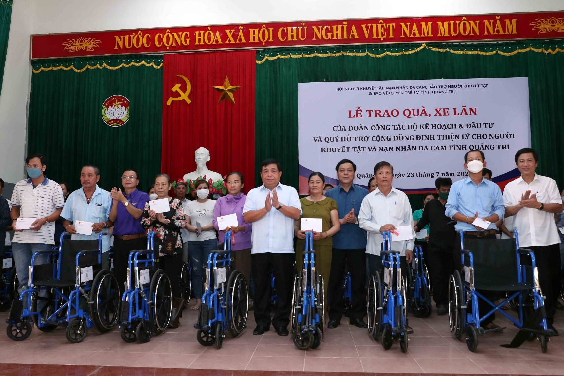 Bộ trưởng Bộ Kế hoạch & Đầu tư Nguyễn Chí Dũng và lãnh đạo tỉnh trao tặng xe lăn cho người khuyết tật và nạn nhân dan cam