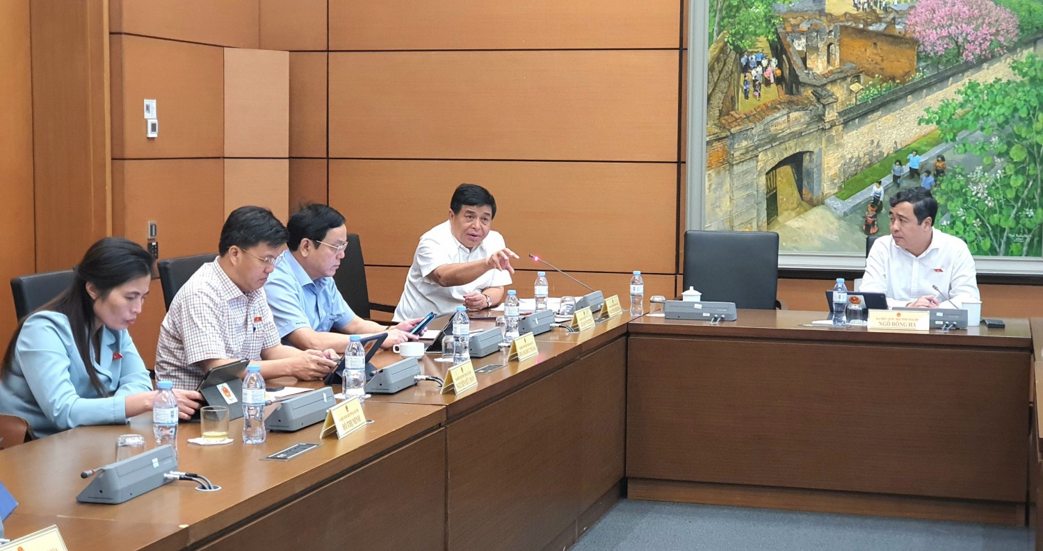 Bộ trưởng Bộ Kế hoạch và Đầu tư Nguyễn Chí Dũng phát biểu tiếp thu và giải trình
