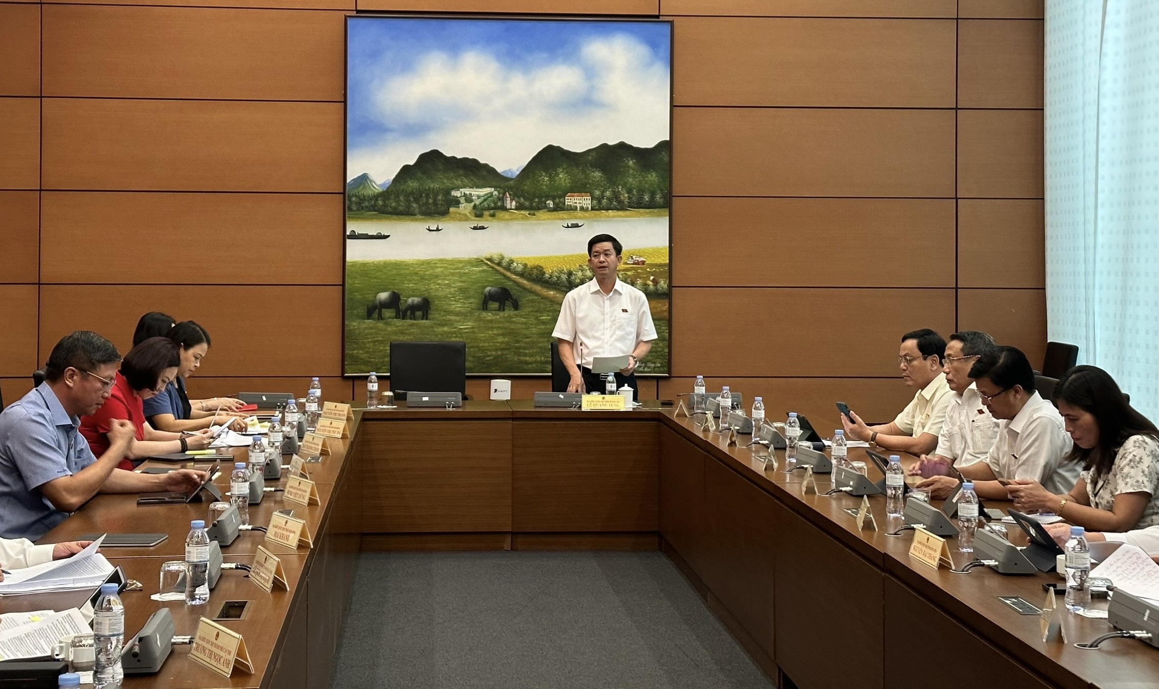 Đồng chí Lê Quang Tùng, UVTW Đảng, Bí thư Tỉnh ủy, Trưởng Đoàn ĐBQH tỉnh Quảng Trị điều hành buoi thao luan To