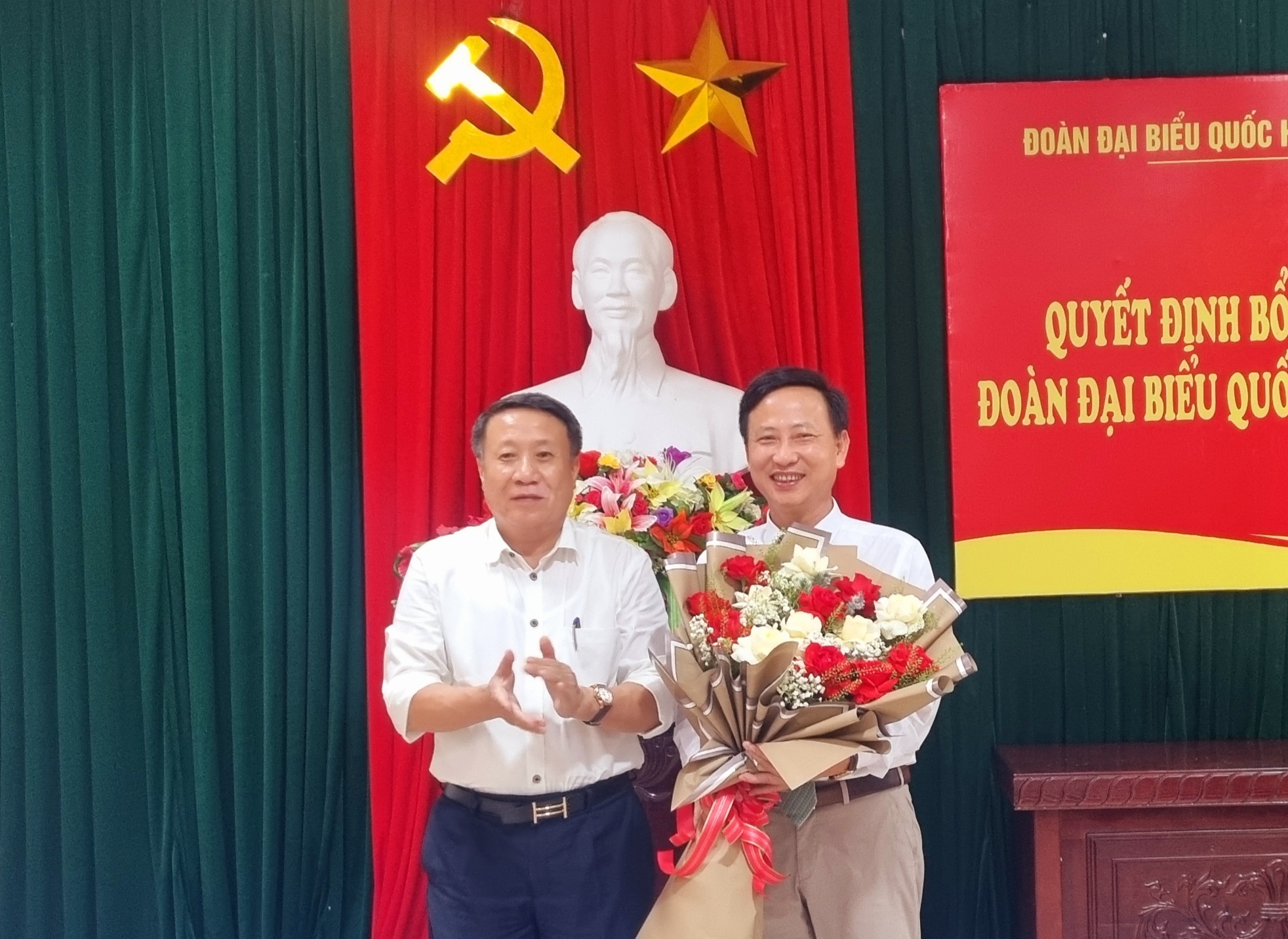 Phó chủ tịch Thường trực UBND tỉnh Hà Sỹ Đồng tặng hoa chúc mừng