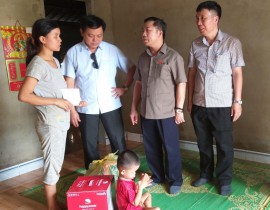 Đại biểu Quốc hội thăm hộ gia đình có con khuyết tật do di chứng chất độc da cam tại xã Cam Nghĩa
