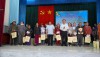 Bộ trưởng Bộ Kế hoạch và Đầu tư Nguyễn Chí Dũng và Chủ tịch UBND tỉnh Võ Văn Hưng trao quà tặng đồng bào chiến khu Ba Lòng, huyện Đakrông