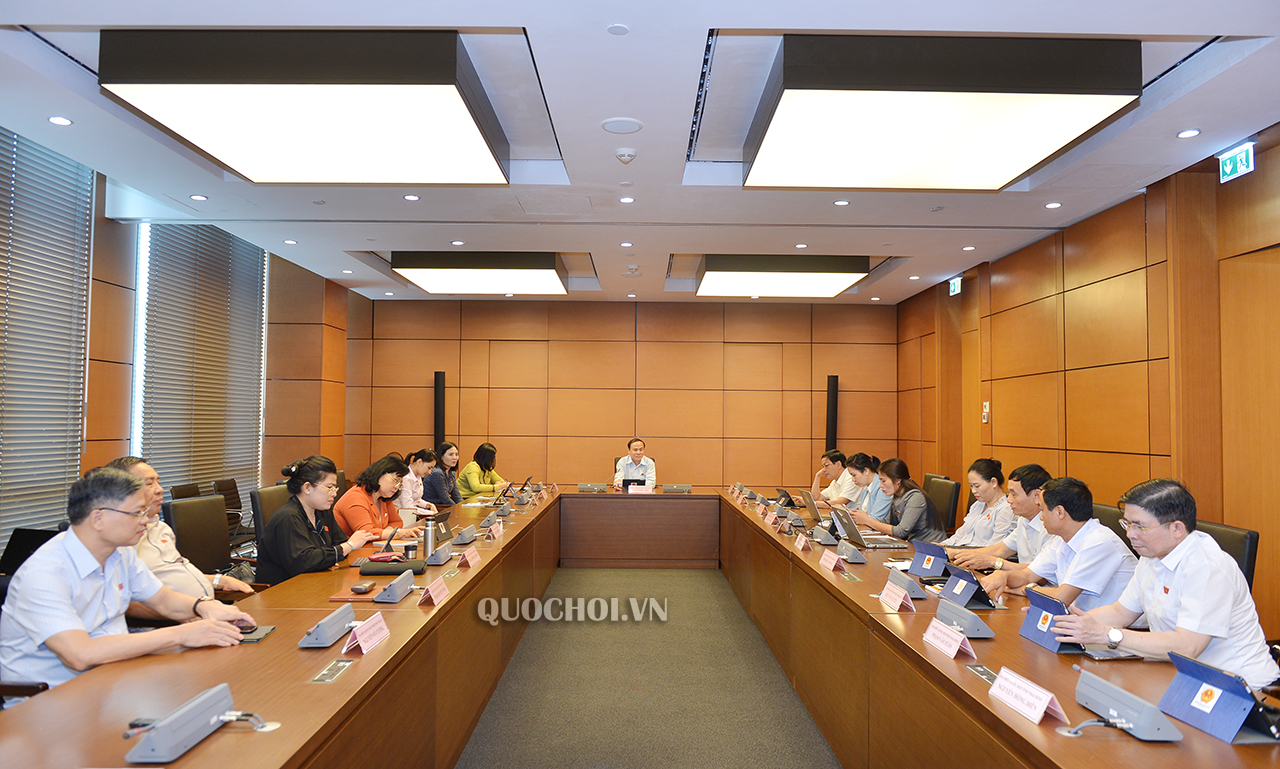 Các đại biểu thảo luận tại Tổ 07 gồm Đoàn ĐBQH tỉnh Quảng Trị, Thái Bình, Tuyên Quang, Ninh Thuận về dự án Luật Bảo vệ môi trường (sửa đổi)