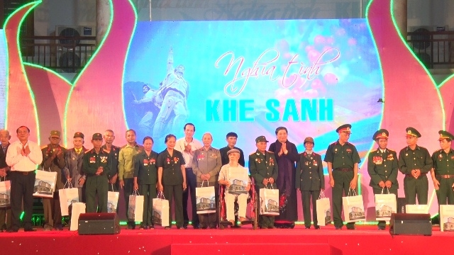 Trao quà cho cựu chiến binh tiêu biểu tham gia chiến đấu giải phóng Khe Sanh, huyện Hướng Hóa, tỉnh Quảng Trị (Ảnh sưu tầm)