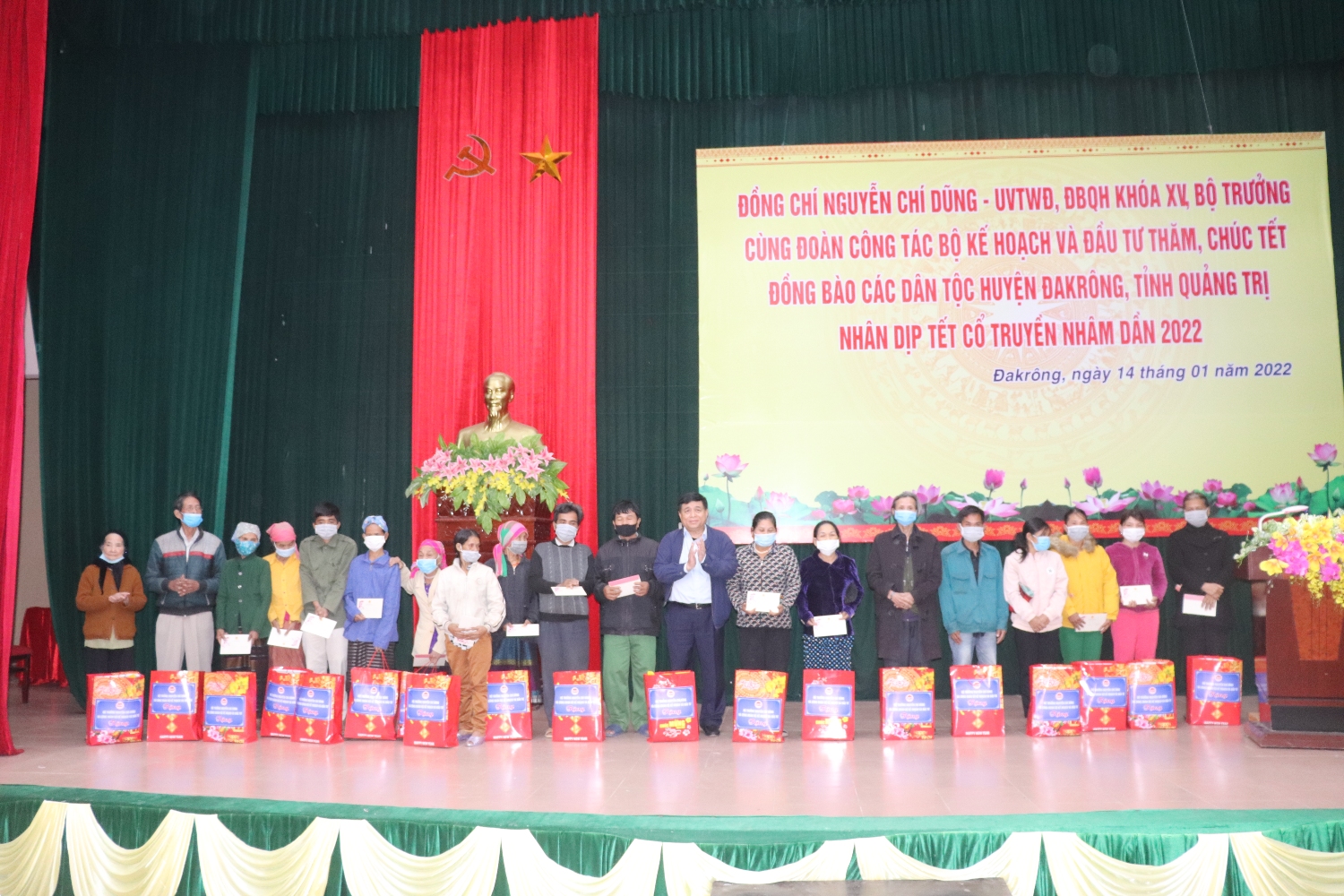 Bộ trưởng Bộ Kế hoạch và Đầu tư Nguyễn Chí Dũng tặng quà cho người dân khó khăn tại huyện Đakrông - Ảnh: T.P