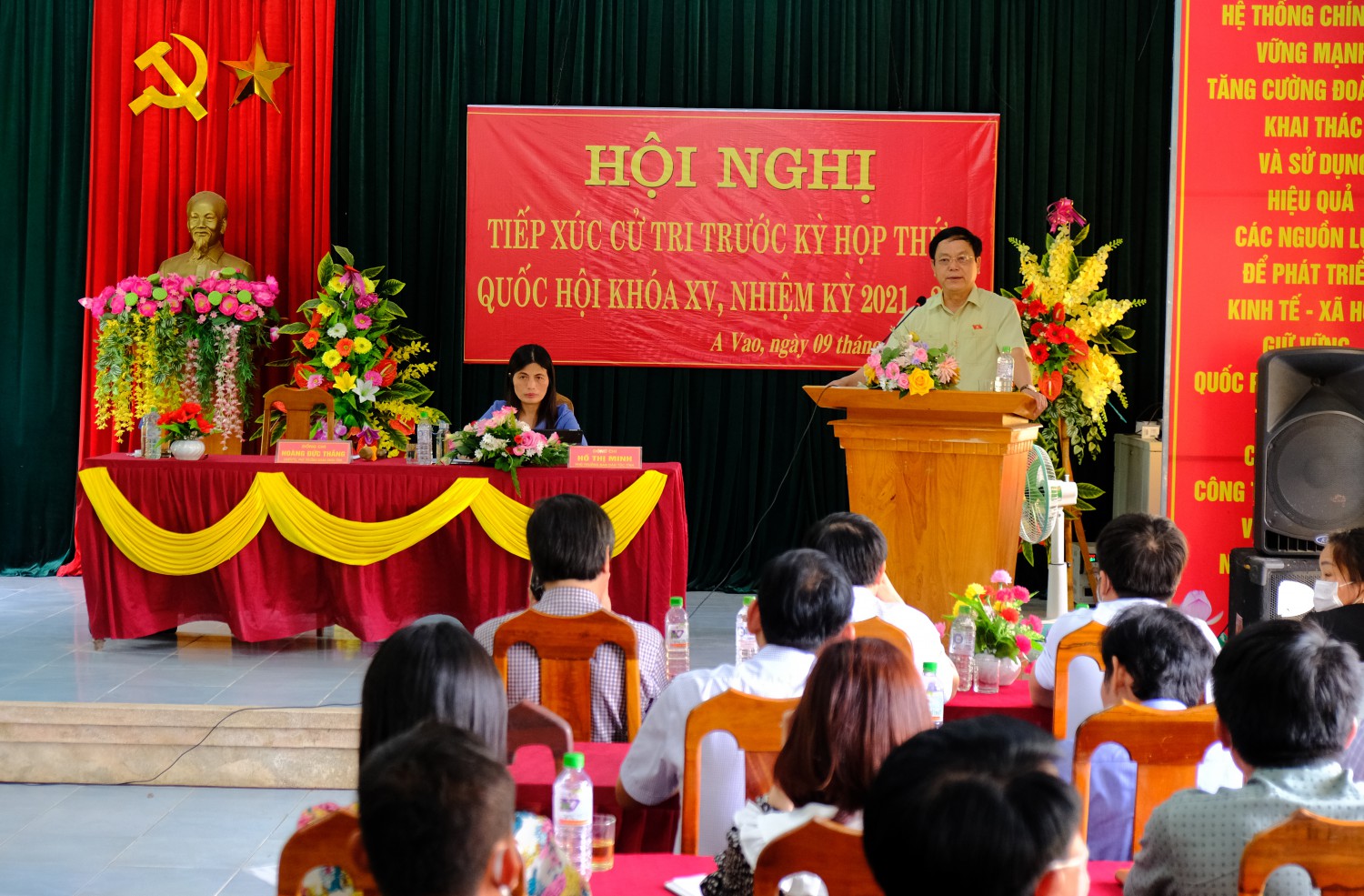 Phó Trưởng đoàn chuyên trách Đoàn ĐBQH tỉnh Hoàng Đức Thắng trao đổi tại buổi tiếp xúc cử tri - Ảnh: Trần Tuyền
