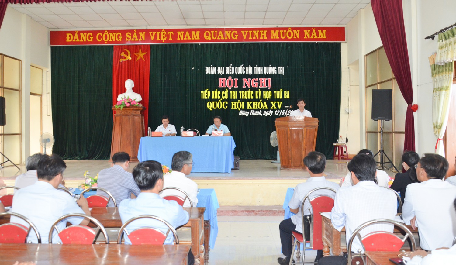 Bí thư Tỉnh ủy, Trưởng Đoàn ĐBQH tỉnh Lê Quang Tùng phát biểu tại buổi tiếp xúc cử tri ở phường Đông Thanh - Ảnh: Lê Minh