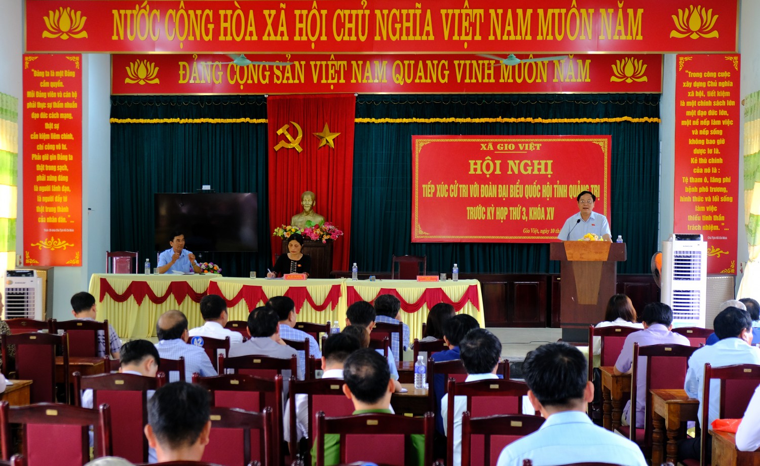 Phó Trưởng đoàn chuyên trách Đoàn ĐBQH tỉnh Hoàng Đức Thắng trao đổi với cử tri tại buổi tiếp xúc - Ảnh: Trần Tuyền