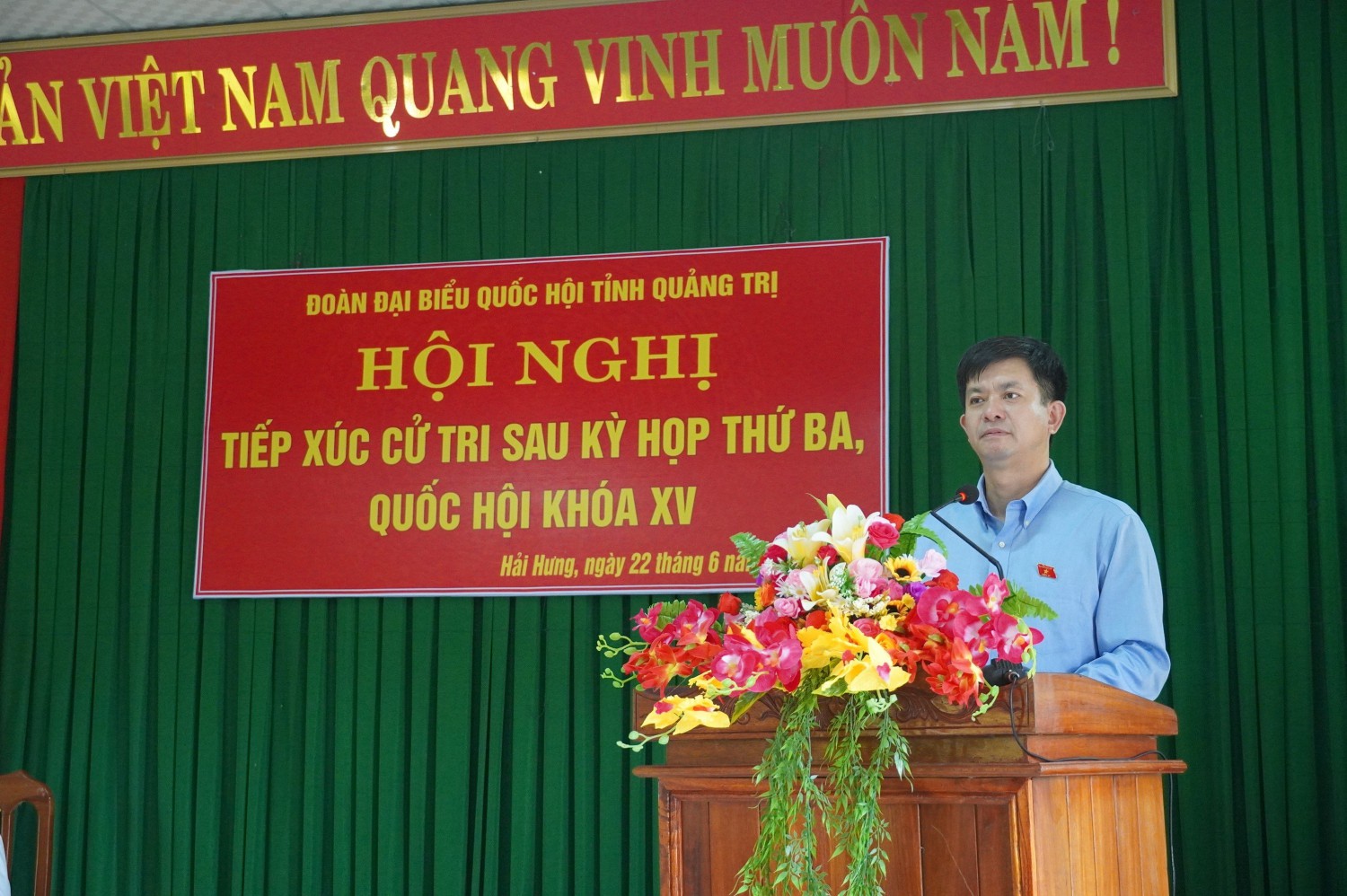 Bí thư Tỉnh ủy, Trưởng Đoàn ĐBQH tỉnh Lê Quang Tùng ghi nhận các ý kiến, kiến nghị của cử tri
