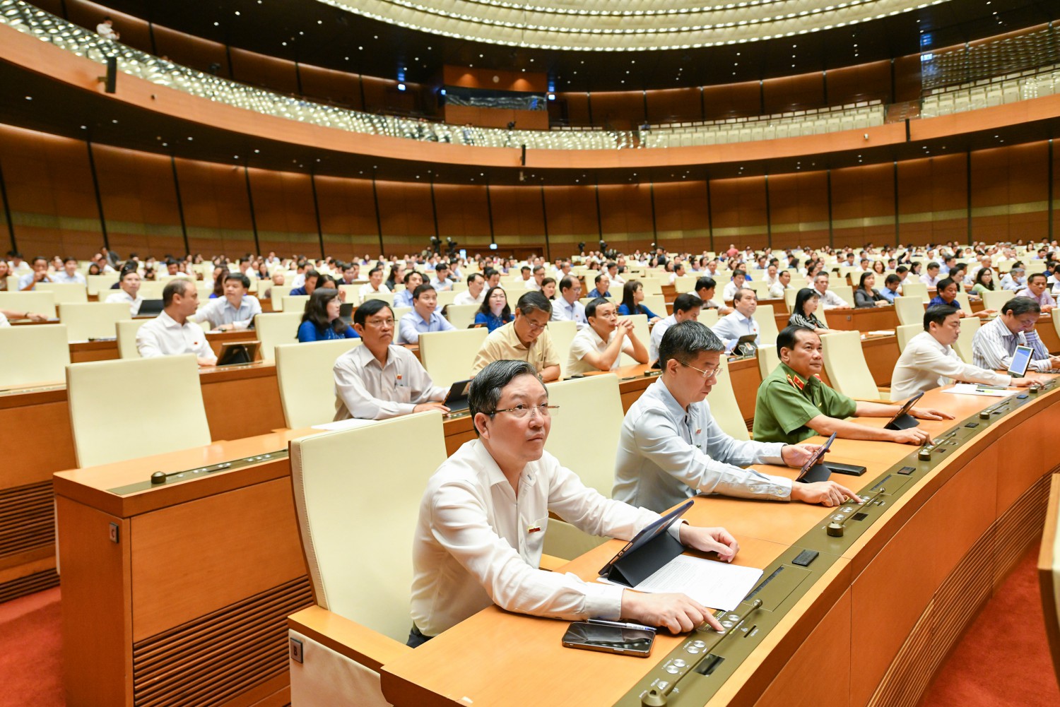 Các vị đại biểu Quốc hội bấm nút biểu quyết thông qua dự thảo Luật Điện ảnh (sửa đổi)