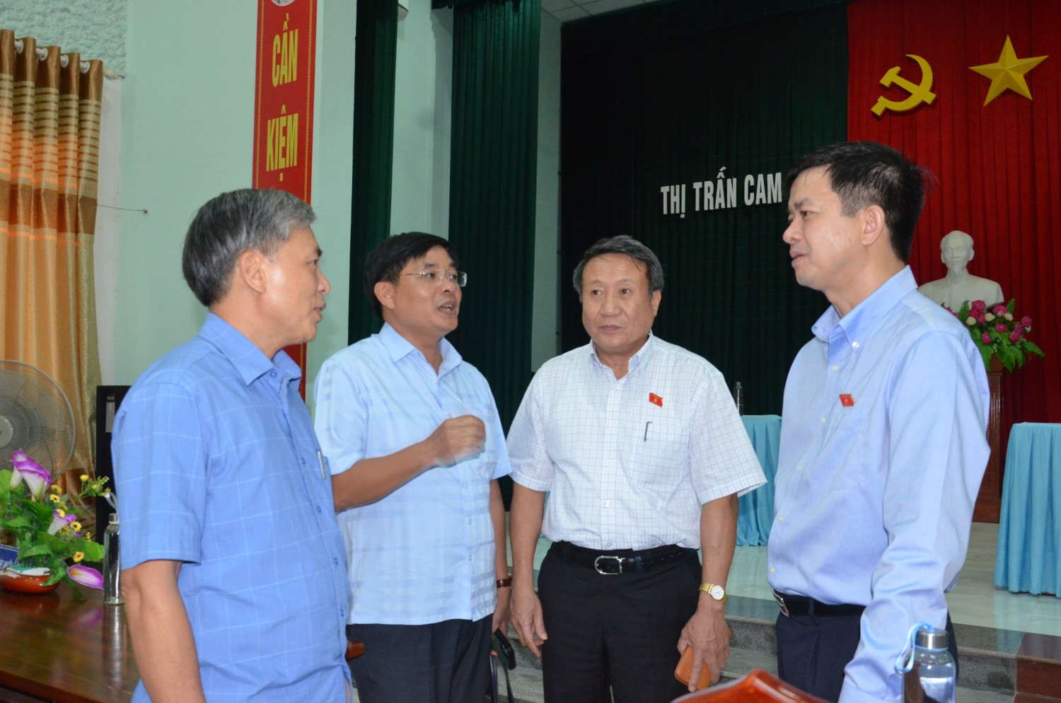 Các đại biểu Quốc hội Lê Quang Tùng, Hà Sỹ Đồng trao đổi bên lề hội nghị tiếp xúc cử tri với lãnh đạo huyện Cam Lộ về những giải pháp thúc đẩy phát triển KT - XH địa phương - Ảnh: Lê Minh