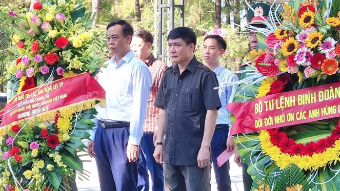 Đoàn công tác và lãnh đạo tỉnh đặt vòng hoa, dâng hương tại Nghĩa trang Liệt sĩ Quốc gia Trường Sơn - Ảnh: TL