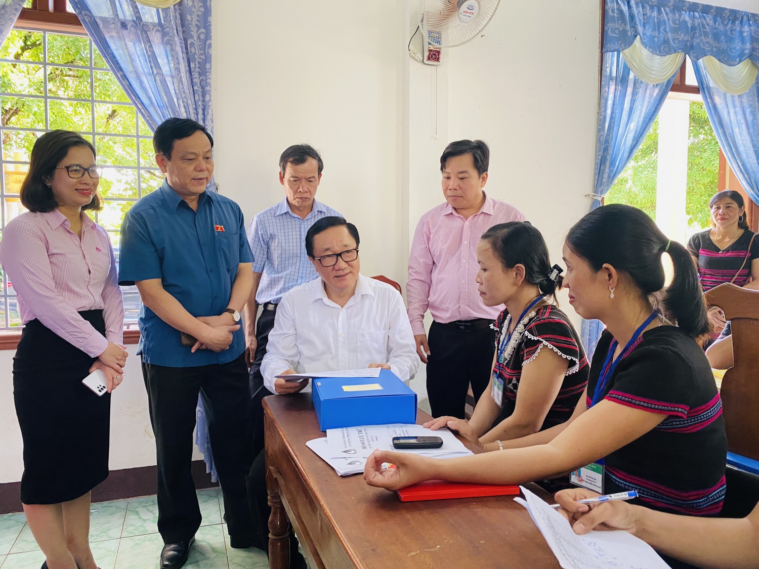 Đoàn công tác kiểm tra giao dịch tín dụng chính sách tại xã A Bung, huyện Đakrông - Ảnh: T.P