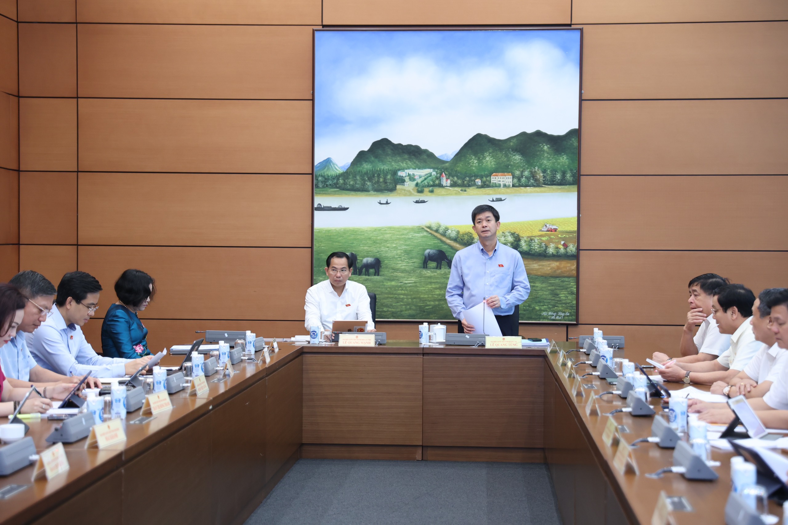 Bí thư Tỉnh ủy, Trưởng đoàn ĐBQH tỉnh Quảng Trị Lê Quang Tùng điều hành phiên thảo luận Tổ