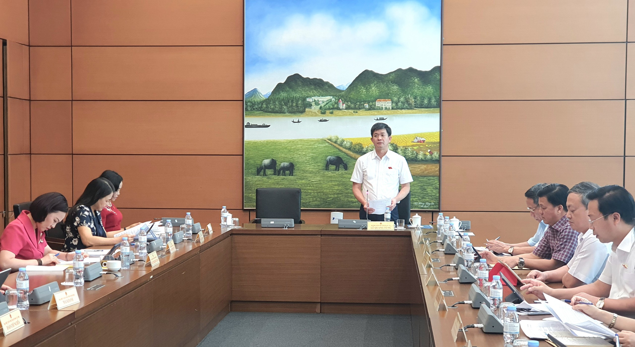 Bí thư Tỉnh ủy, Trưởng Đoàn ĐBQH tỉnh Quảng Trị Lê Quang Tùng điều hành phiên thảo luận Tổ