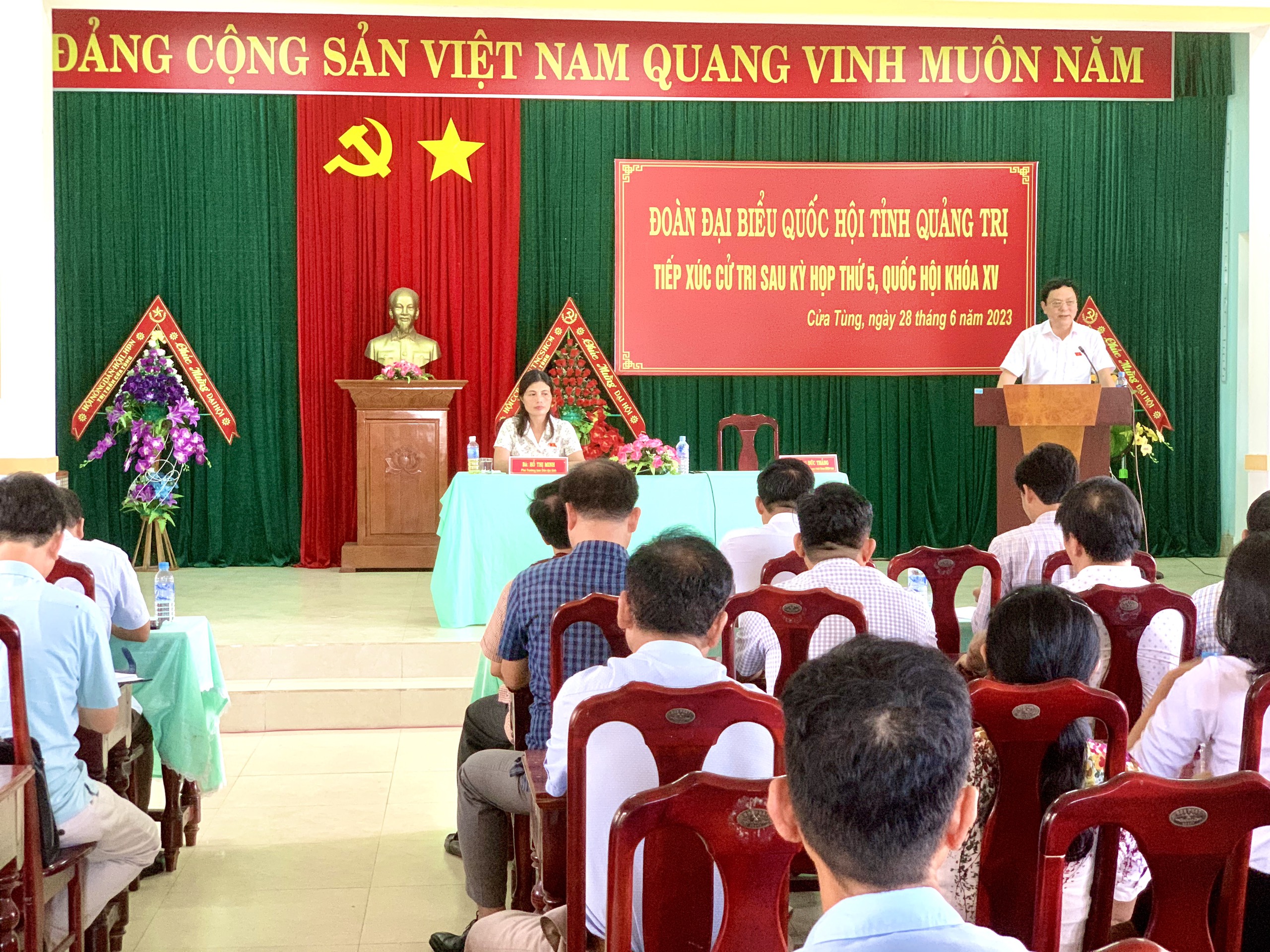 Ông Hoàng Đức Thắng, Phó Trưởng đoàn chuyên trách Đoàn ĐBQH tỉnh tiếp thu, ghi nhận các kiến nghị của cử tri thị trấn Cửa Tùng, huyện Vĩnh Linh