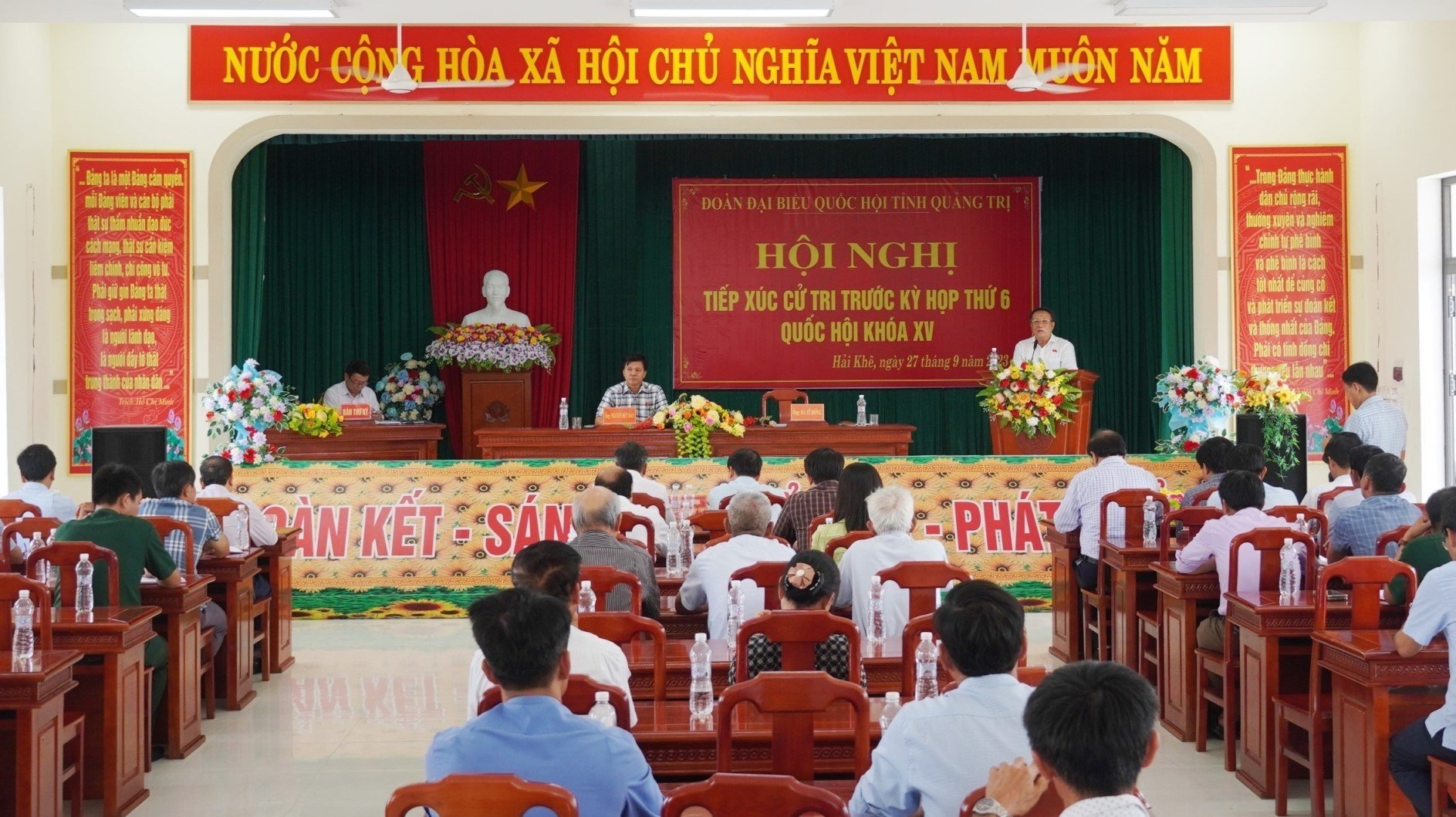 Toàn cảnh Hội nghị Tiếp xúc cử tri tại xã Hải Khê, huyện Hải Lăng