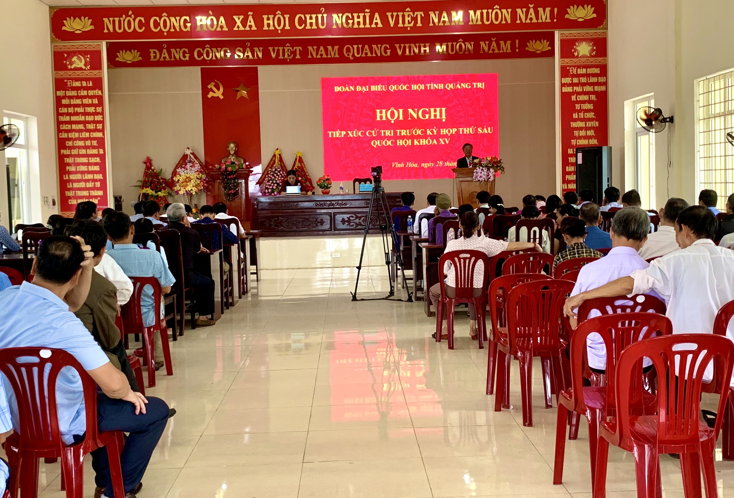Toàn cảnh buổi tiếp xúc cử tri tại xã Vĩnh Hòa, huyện Vĩnh Linh