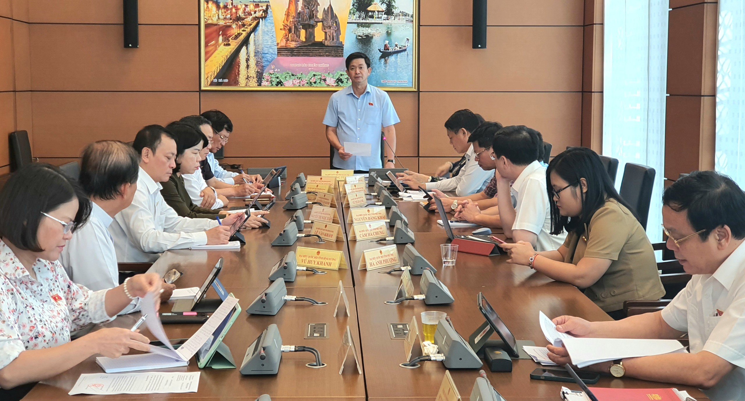 Bí thư Tỉnh ủy, Trưởng Đoàn ĐBQH tỉnh Quảng Trị Lê Quang Tùng điều hành phiên thảo luận tại tổ