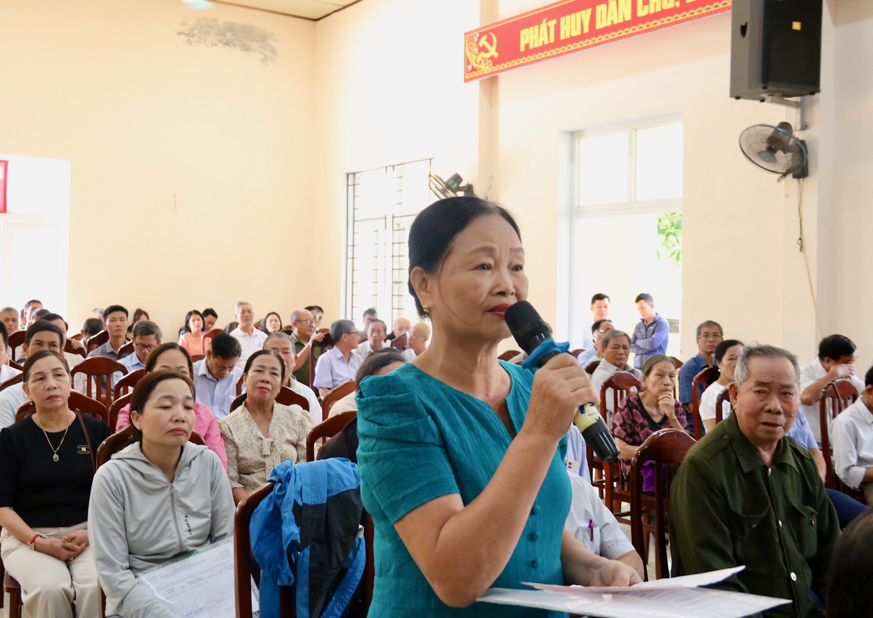 Cử tri phường 3, thị xã Quảng Trị phát biểu ý kiến, kiến nghị