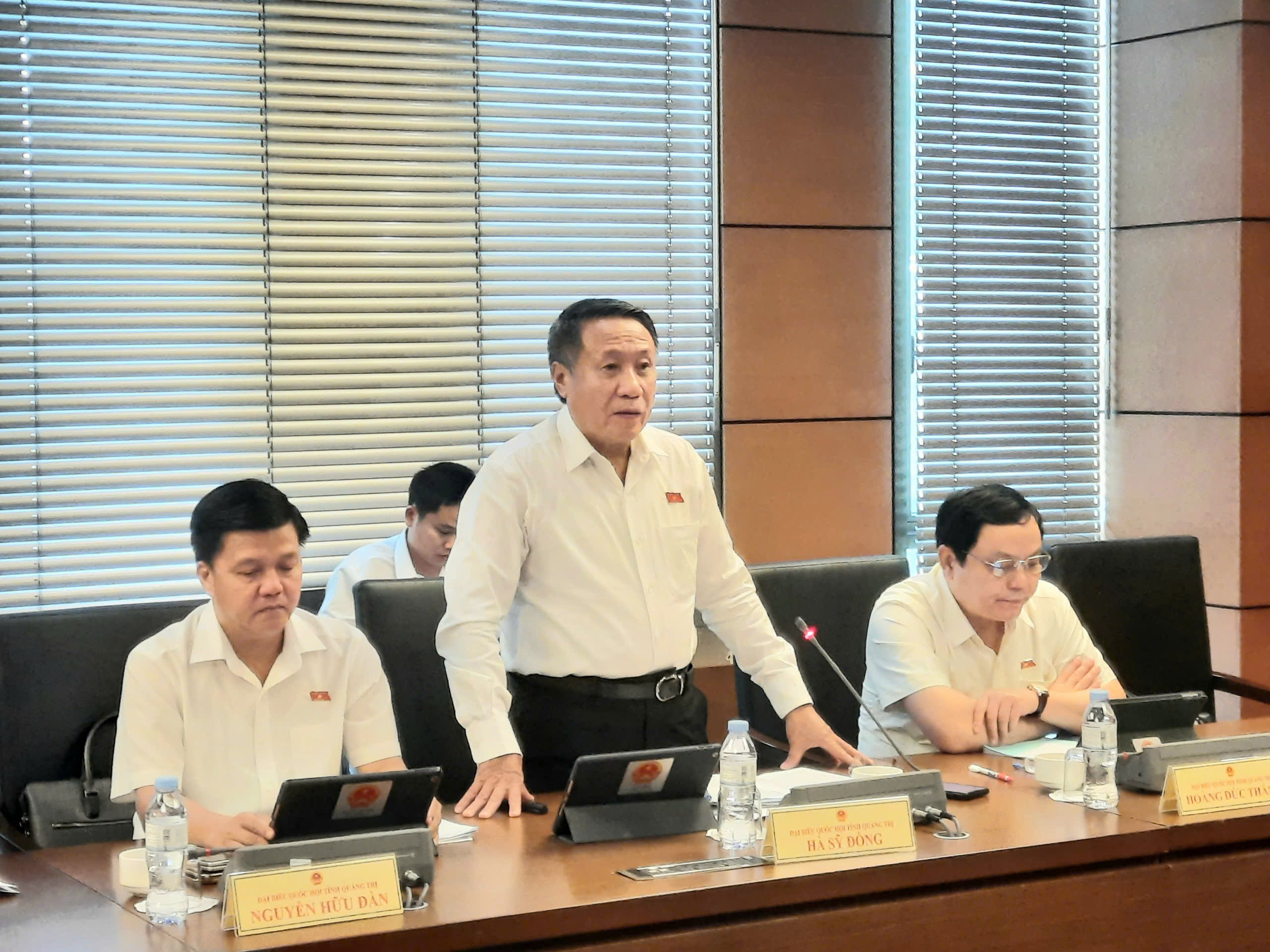 Đại biểu Quốc hội Hà Sỹ Đồng phát biểu tại tổ sáng ngày 31/10