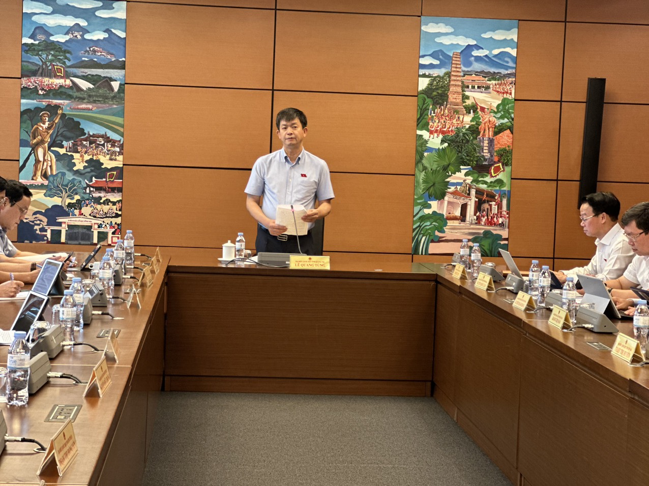 Bí thư Tỉnh ủy, Trưởng đoàn ĐBQH tỉnh Quảng Trị Lê Quang Tùng gợi ý một số vấn đề để các đại biểu tập trung thảo luận