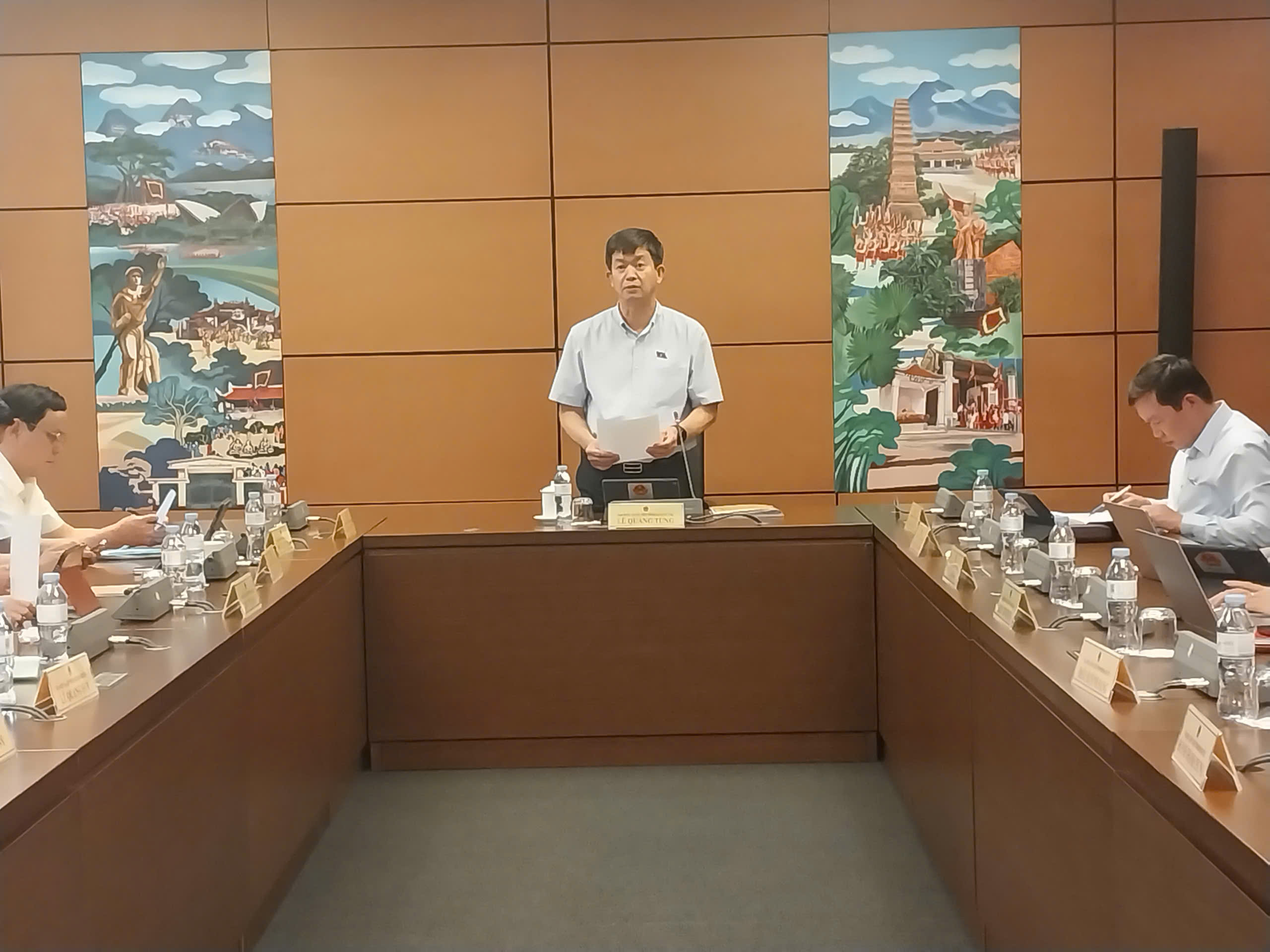 Bí thư Tỉnh ủy, Trưởng Đoàn ĐBQH tỉnh Lê Quang Tùng chủ trì phiên thảo luận