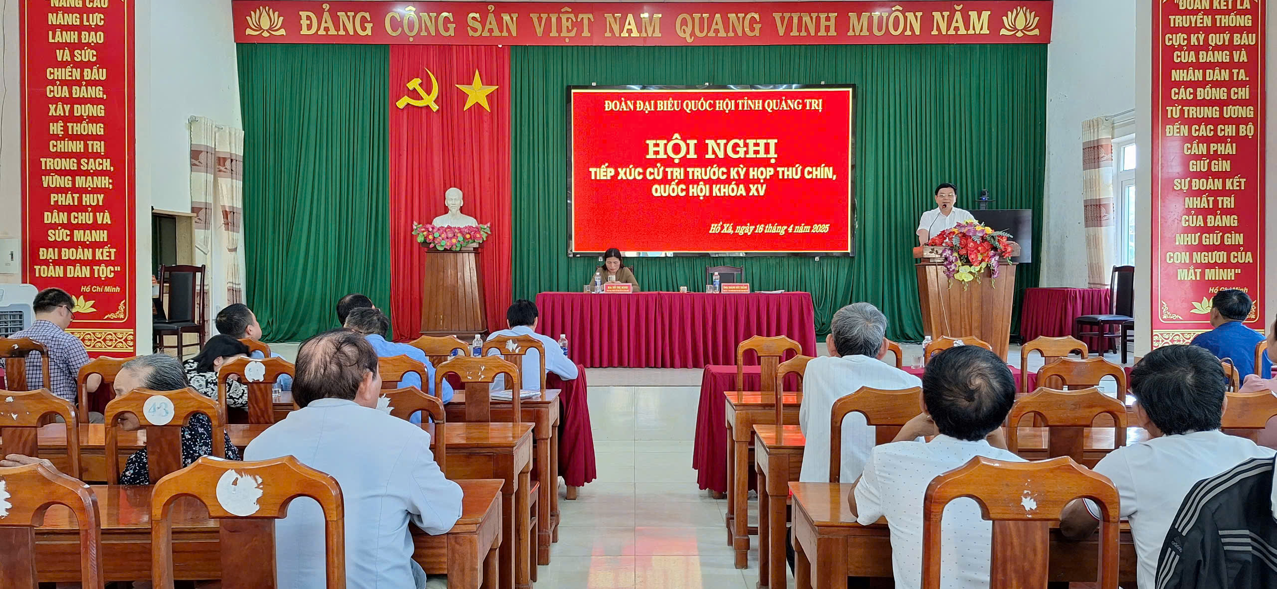 Phó Trưởng đoàn phụ trách Đoàn ĐBQH tỉnh Hoàng Đức Thắng phát biểu tại điểm tiếp xúc cử tri thị trấn Hồ Xá