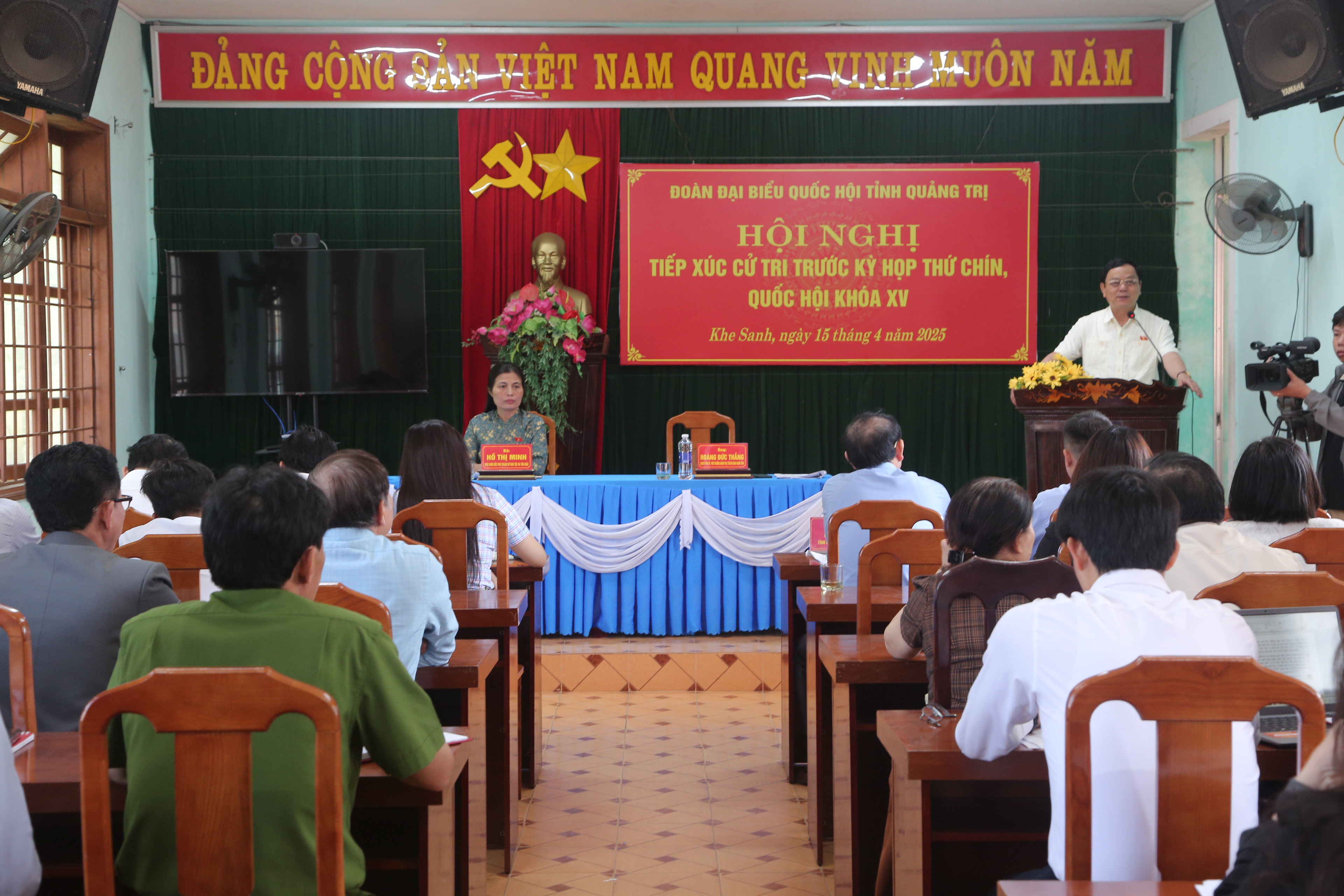 Phó Trưởng đoàn phụ trách Đoàn ĐBQH tỉnh Hoàng Đức Thắng phát biểu tại điểm tiếp xúc cử tri thị trấn Khe Sanh, huyện Hướng Hóa